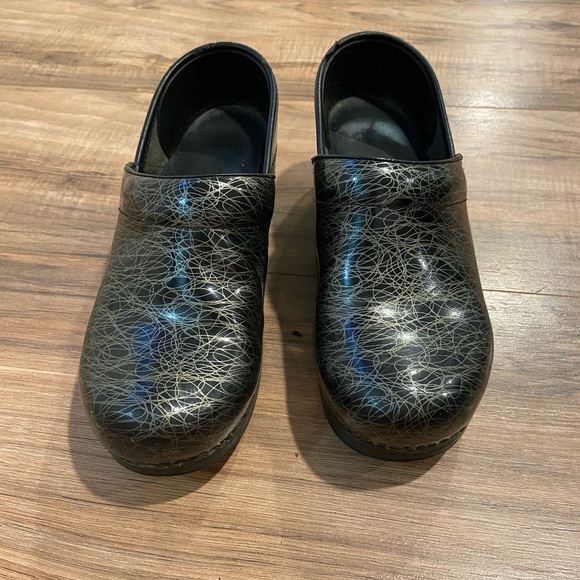 Dansko!! Women’s Black and Silver Clogs Size 37 - Picture 3 of 7